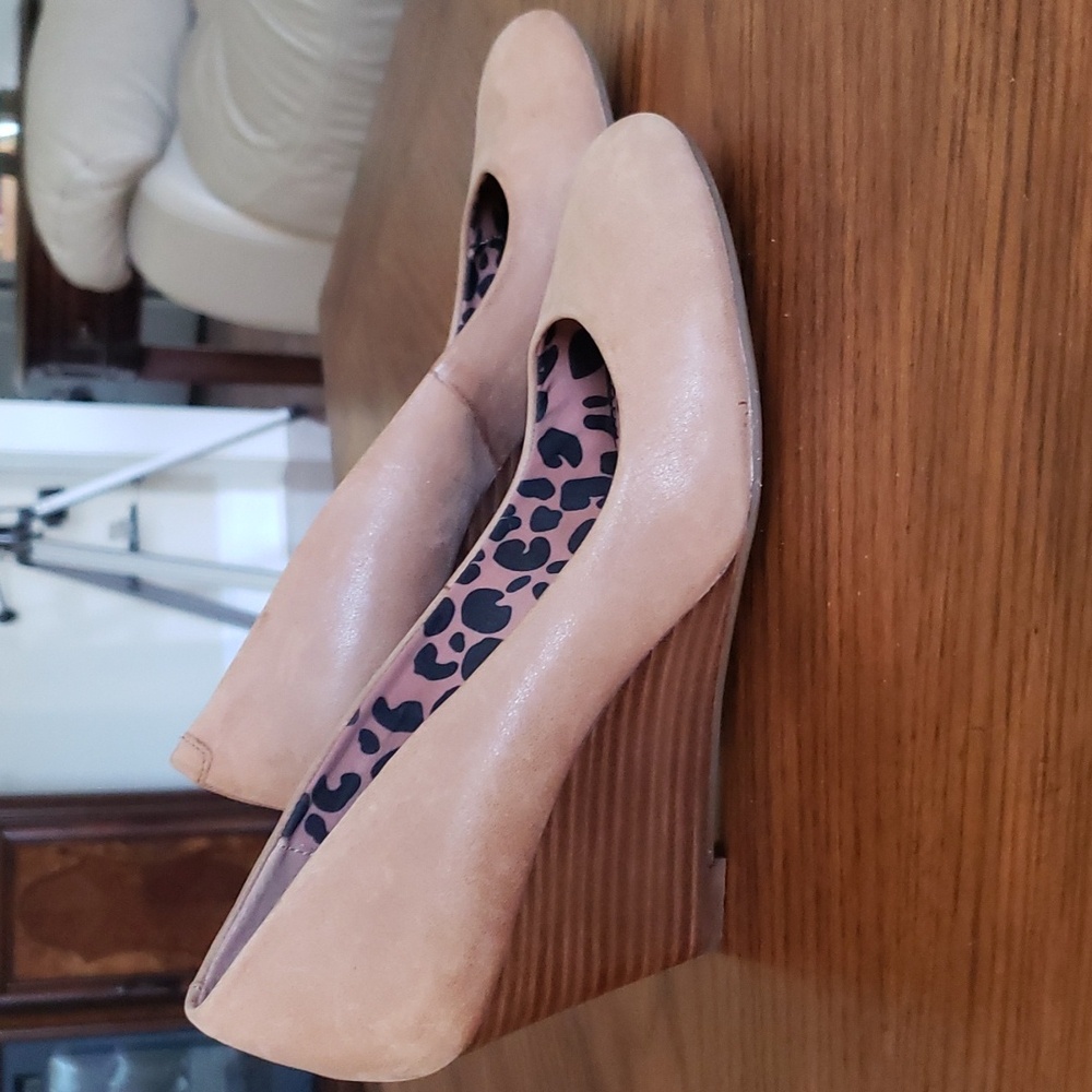 Jessica Simpson Tan leather wedge heels 7M